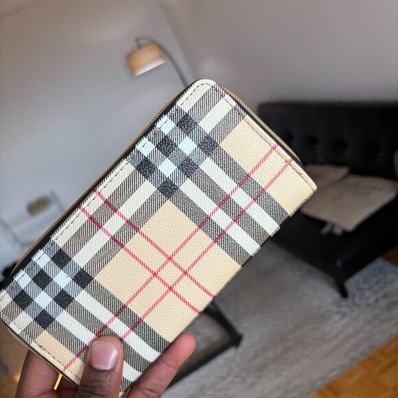 Designer Check Zip-Around Wallet – Classic Style - Picture 1 of 4